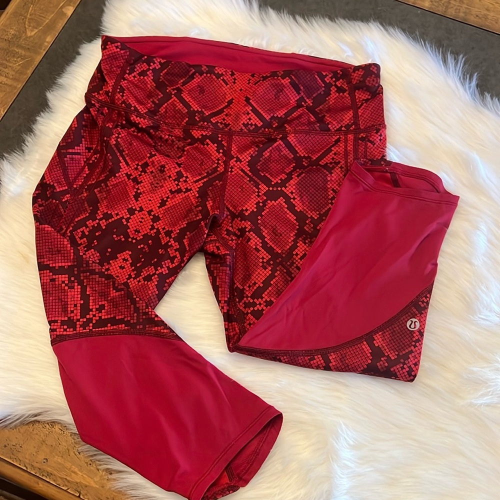 LULULEMON VENT IT OUT CROP Mini Ziggy Snake Red Tide Cranberry its either 4 or 6